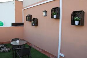 un patio con mesa, sillas y macetas en Hotel Los Palacios, en Formentera de Segura