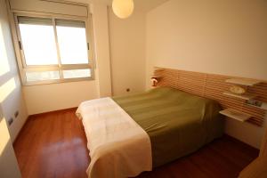 - une chambre avec un grand lit et une fenêtre dans l'établissement Apart-rent Apartment Ancora 14º, à Empuriabrava
