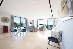 ein großes Wohnzimmer mit einem Tisch und Stühlen in der Unterkunft Villa Maxima in Sainte-Maxime