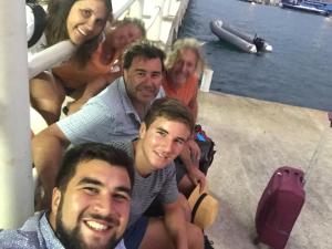 un groupe de personnes posant une photo sur un bateau dans l'établissement Play to Live San Blas, à El Porvenir