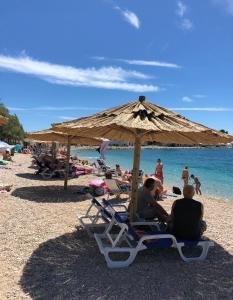 En strand ved eller i nærheten av leilighetshotellet