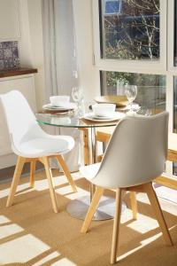 Air Host and Stay - Apartment 3 Broadhurst Court sleeps 4 minutes from town centre