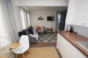 A seating area at Apartment 3 Broadhurst Court sleeps 4 minutes from town centre & train