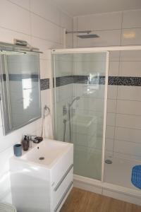 Apartments Toni Sea view tesisinde bir banyo