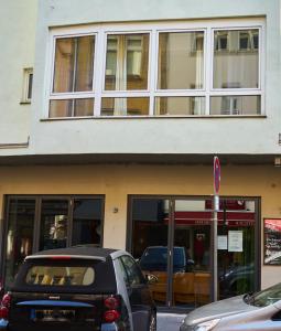 um carro estacionado em frente a um edifício em Perfectly Downtown / Mitten im Geschehen em Wiesbaden