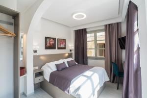 una camera d'albergo con letto e finestra di Cretan Berry Portou a Chania