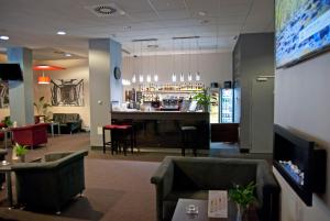 TV a/nebo společenská místnost v ubytování Economy Silesian Hotel