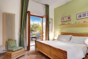 1 dormitorio con 1 cama y puerta corredera de cristal en Casa Vacanze Villa Antonella by Gocce, en Vico Equense