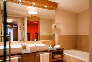 Ванная комната в Hotel Tirolerhof 4 Sterne Superior