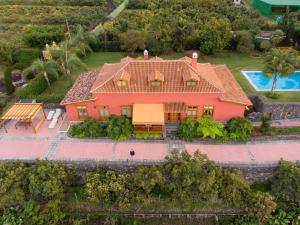 una vista aérea de una casa con piscina en Lujoso apartamento en Finca Robles 1, en La Orotava