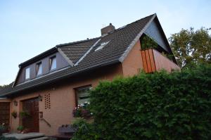 a house with a gambrel roof with a window at Ferienwohnung Platzek in Schneverdingen