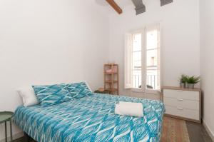 Postel nebo postele na pokoji v ubytování Gopal-Comfortable Cozy Apartment for Groups in Gracia