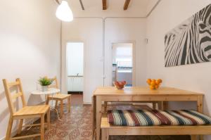 Posedenie v ubytovaní Gopal-Comfortable Cozy Apartment for Groups in Gracia + 9 fotografií