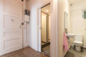 Koupelna v ubytování Gopal-Comfortable Cozy Apartment for Groups in Gracia