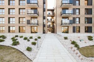 une passerelle devant un bâtiment dans l'établissement Apartments Front Park Sadowa by Renters, à Gdańsk