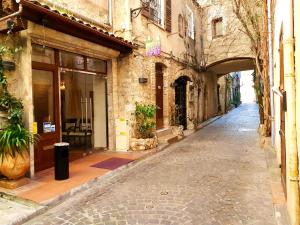 an empty street in an alley with a building at Duplex au coeur du vieil Antibes in Antibes
