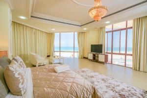 Gallery image of Hometown Apartments - Kite Palace - Lavish 7 Bedrooms villa on Kite Beach in Dubai