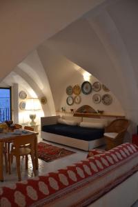 una camera da letto con un letto e un tavolo e piatti appesi al muro di Il Cuore di Amalfi ad Amalfi