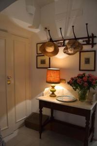 un tavolo con una lampada e un vaso di fiori di Il Cuore di Amalfi ad Amalfi