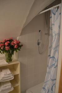 bagno con doccia e vaso di fiori di Il Cuore di Amalfi ad Amalfi