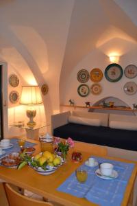 una stanza con un tavolo con sopra del cibo di Il Cuore di Amalfi ad Amalfi