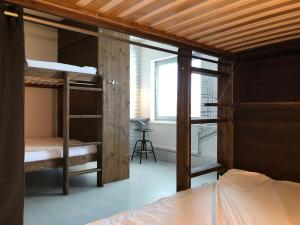 伊马特拉Loft Family Hotel的有两张双层床和一扇窗户的房间