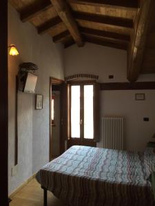 een slaapkamer met een bed in een kamer met een raam bij osteria b&b il barcollo in Limone Piemonte