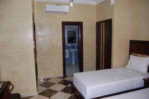 Vuode tai vuoteita majoituspaikassa Hotel AMOUDOU فندق أمودو