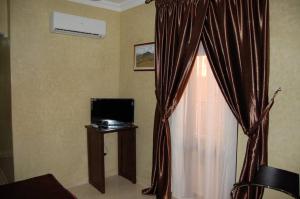 A television and/or entertainment centre at Hotel AMOUDOU فندق أمودو