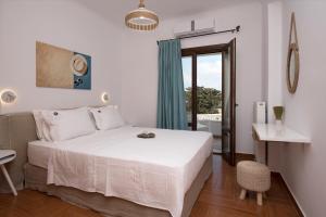 A bed or beds in a room at Villa Trifylia