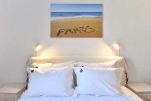 A bed or beds in a room at Villa Trifylia