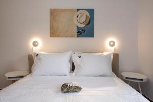 A bed or beds in a room at Villa Trifylia