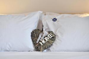 A bed or beds in a room at Villa Trifylia