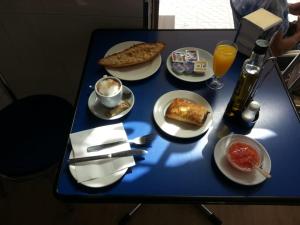Hotel Mar Menor في سانتياغو دي لا ريبيرا: طاولة زرقاء مع أطباق من الطعام عليها