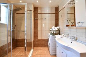 A bathroom at Villa Trifylia