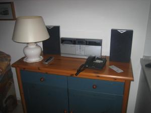 einen Schreibtisch mit einem Telefon und einer Mikrowelle in der Unterkunft FeWo ostseele - Julchen in Timmendorfer Strand