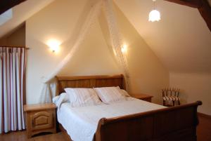 Tempat tidur dalam kamar di La Ferme du Chauchix