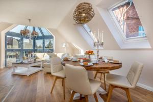 a kitchen and dining room with a table and chairs at Seebrise in Zingst