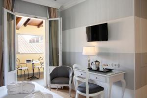 Televiisor ja/või meelelahutuskeskus majutusasutuses Hotel Rapallo