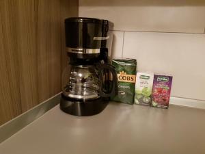 Príslušenstvo na prípravu kávy alebo čaju v ubytovaní Travel Homzzz Central Apartment