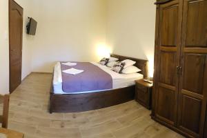 A bed or beds in a room at Toscana Apartman