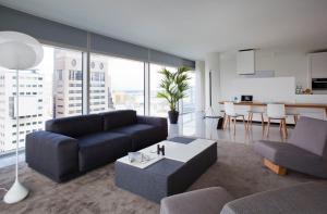 un soggiorno con divano e tavolo di Urban Residences Rotterdam a Rotterdam