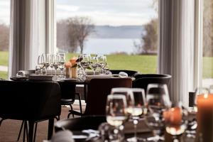 - un groupe de tables avec des verres à vin dans l'établissement Comwell Kellers Park, à Brejning