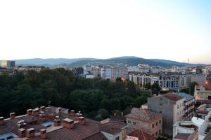 Una vista de una ciudad con edificios y árboles. en Hotel Alda Estación Pontevedra, en Pontevedra