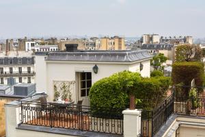 
A balcony or terrace at Hôtel Raphael
