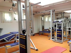 ein Fitnessstudio mit einem Haufen Laufbändern in der Unterkunft 1A Landhotel Schicklberg in Kremsmünster