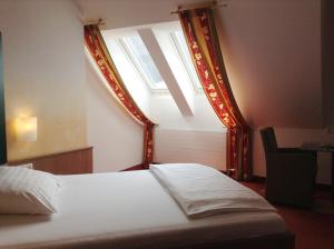 Posteľ alebo postele v izbe v ubytovaní 1A Landhotel Schicklberg