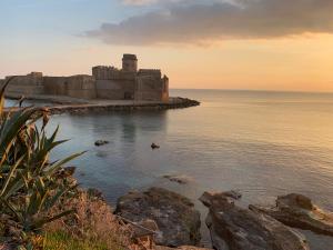 a castle on the shore of a body of water at Casa Vacanze B&B Uccialì in Le Castella