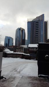 ein Parkplatz mit Schnee vor hohen Gebäuden in der Unterkunft Close to Vilnius business center in Vilnius