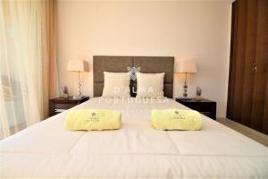 A bed or beds in a room at Apartment Salgados Beach - D`Alma Fonseca